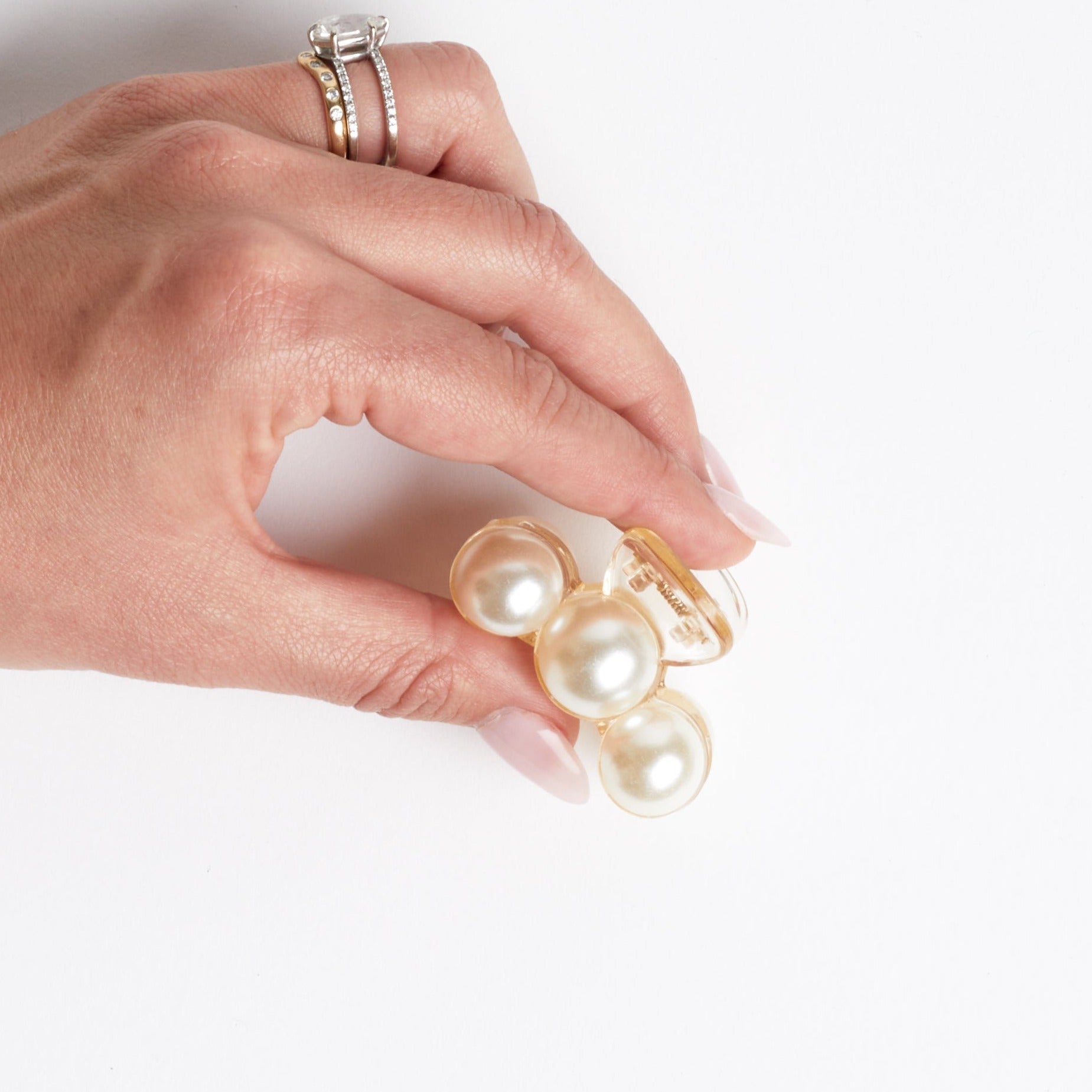hand holding mini pearl claw clip